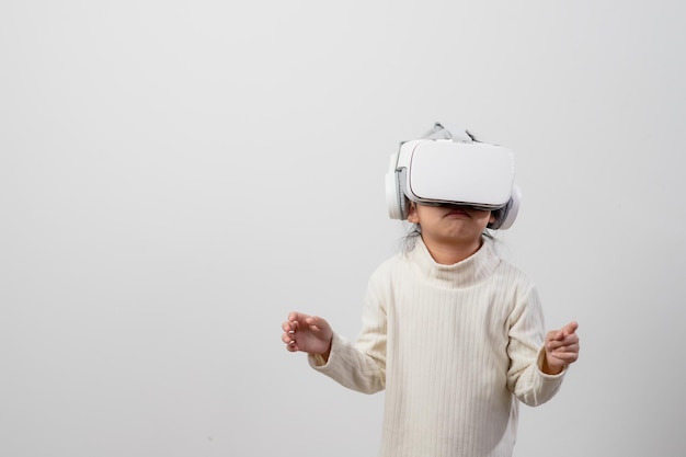 Bambina asiatica con cuffia per realtà virtuale Innovazione tecnologica e concetto di istruzione