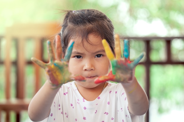 bambina asiatica con le mani dipinte