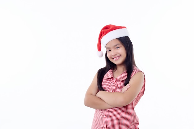 Bambina asiatica felice che porta il cappello della Santa