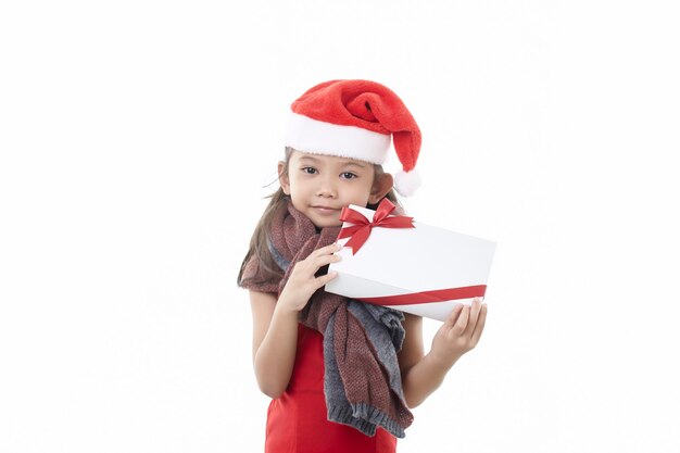 Bambina asiatica felice che porta il cappello della Santa