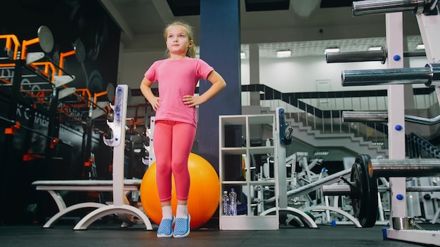 Bambina atletica in forma Allenati facendo stretching, facendo il suo fitness Ex