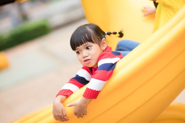 Bambina attiva al parco giochi