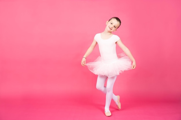 Bambina ballerina su sfondo rosa