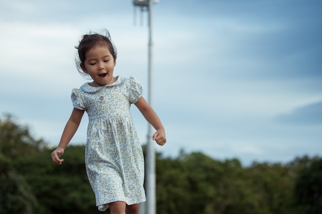 Bambina bambina che corre nel parco