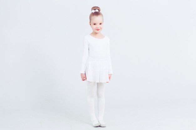 Bambina bambina danza balletto a sfondo bianco Ritratto di piccola ballerina sorridente