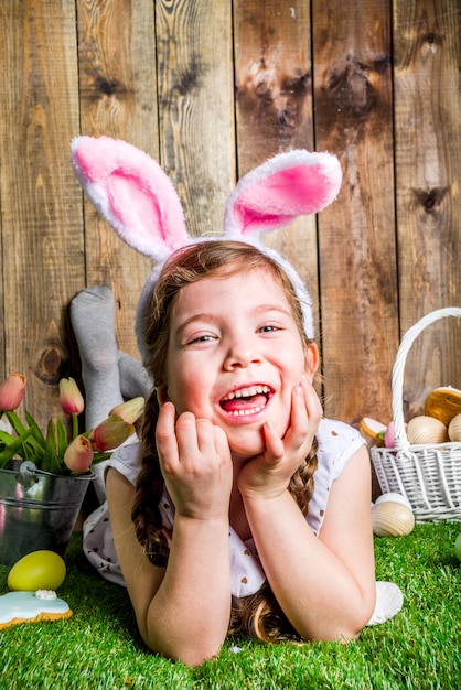 Bambina bambino con orecchie da coniglio di Pasqua