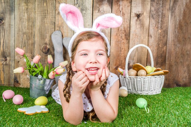 Bambina bambino con orecchie da coniglio di Pasqua