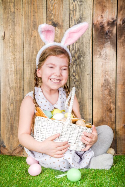 Bambina bambino con orecchie da coniglio di Pasqua