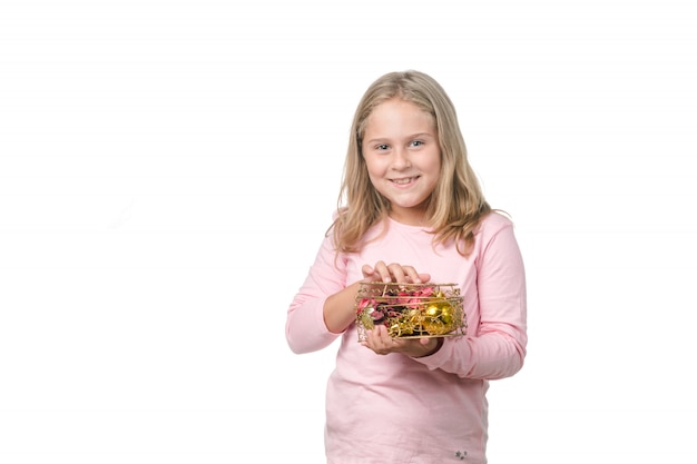 Bambina bionda con un regalo a forma di cuore