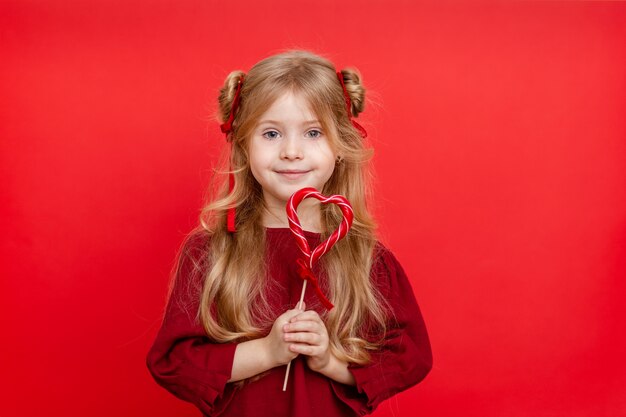 Bambina bionda con una lecca-lecca