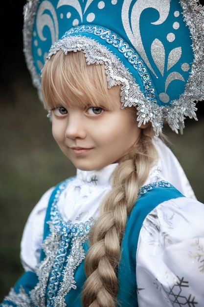 Bambina bionda in un costume da fata russo