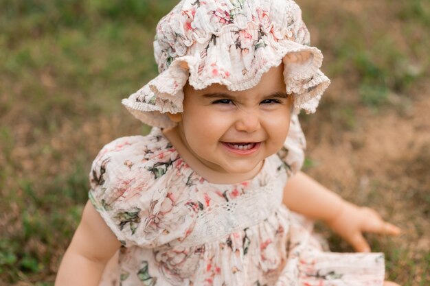 bambina bruna in un vestito di cotone in estate durante una passeggiata