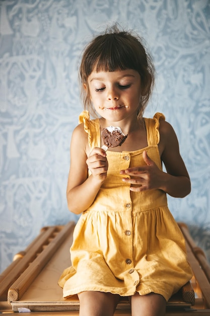 Bambina carina che mangia il gelato