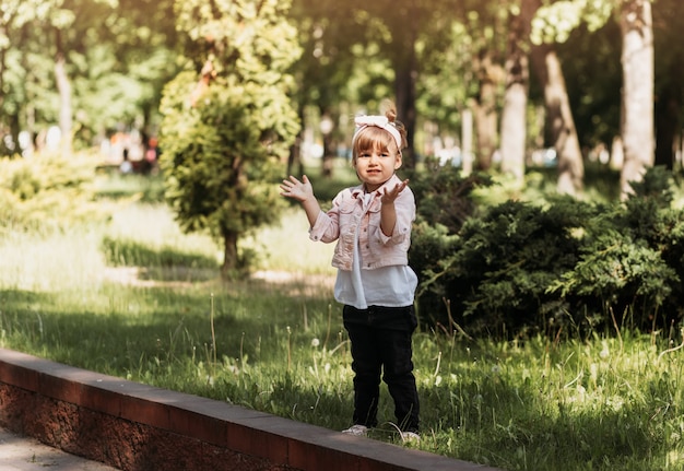 Bambina carina che si diverte e gioca nel parco in estate