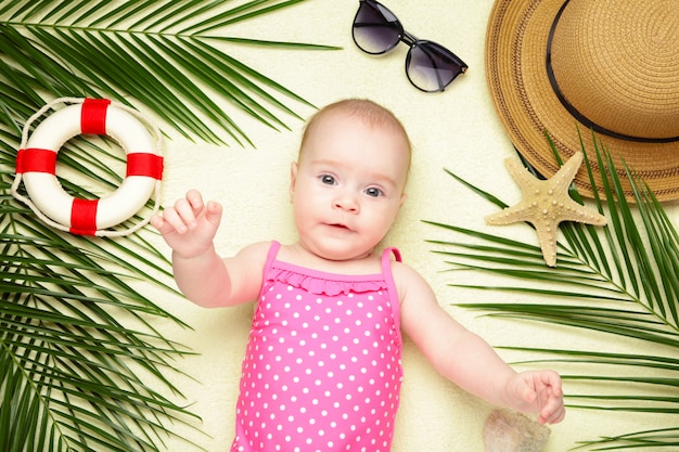 Bambina carina con accessori da spiaggia. Feste in mare con il bambino, concetto di estate