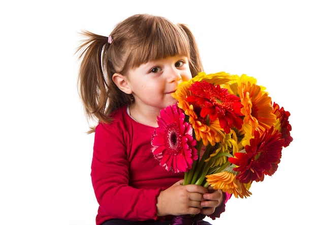 Bambina carina con bouquet di fiori di gerbera