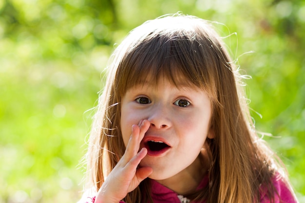 bambina carina con espressione faccia gridante