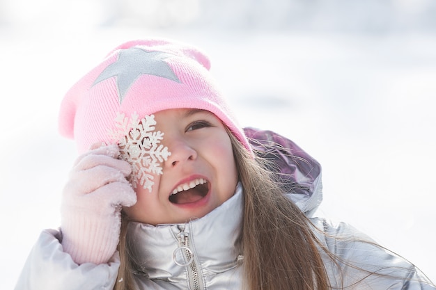 Bambina carina con fiocco di neve