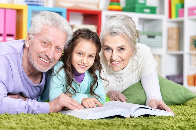 Bambina carina con i nonni che studiano a casa