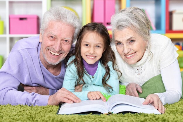 Bambina carina con i nonni che studiano a casa