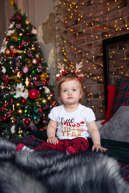 Bambina carina con i regali di Natale