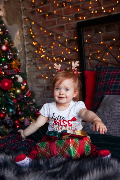 Bambina carina con i regali di Natale