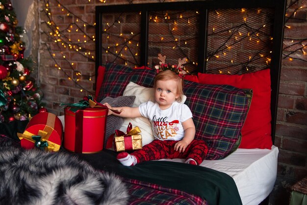 Bambina carina con i regali di Natale