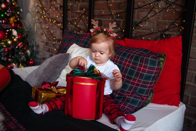 Bambina carina con i regali di Natale