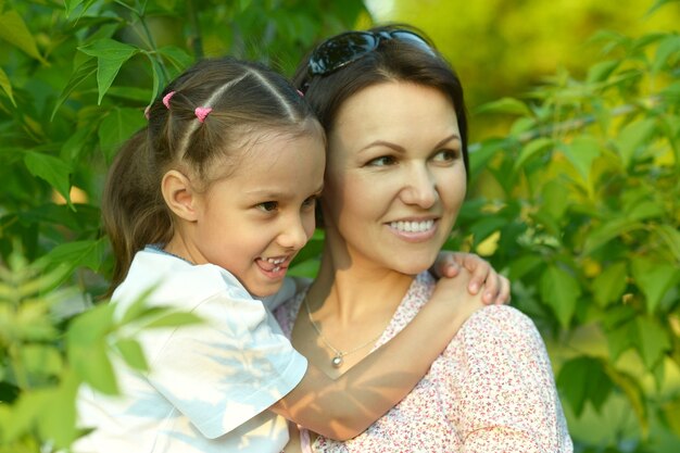 Bambina carina con la madre nel parco