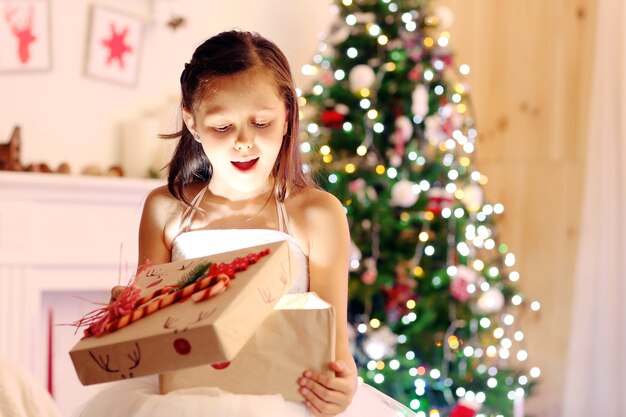 Bambina carina con regalo di Natale