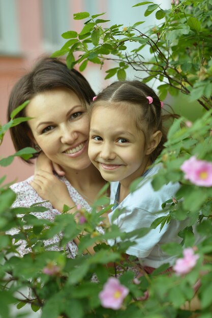 Bambina carina con sua madre nel parco estivo