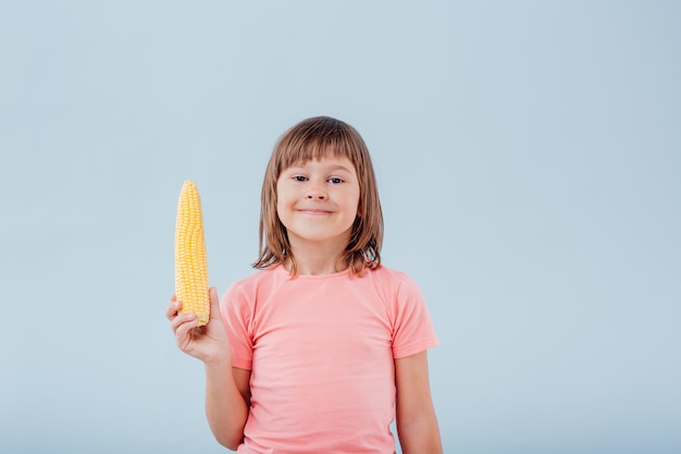 Bambina carina con una spiga di grano