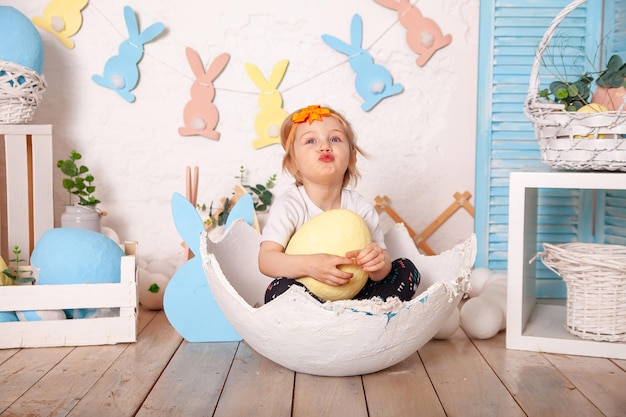 Bambina carina con uova di Pasqua Interni di Pasqua Decorazioni primaverili Concetto di Pasqua Ritratto di bambino con decorazioni pasquali
