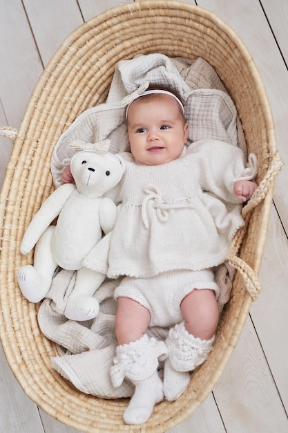 Bambina carina in abiti lavorati a maglia Festa della mamma Giornata internazionale della felicità