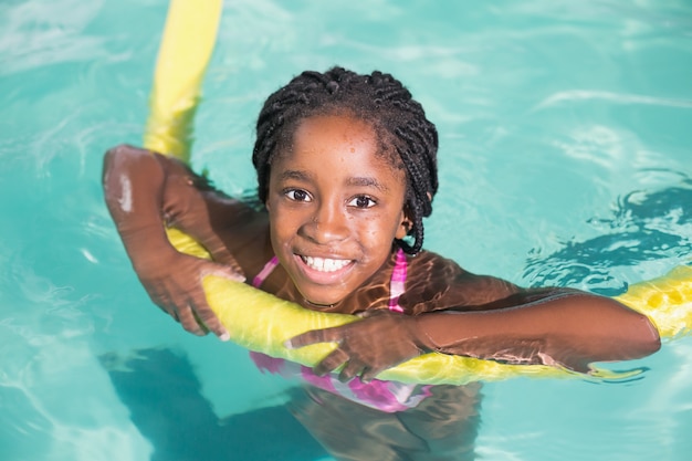 Bambina carina nuotare in piscina