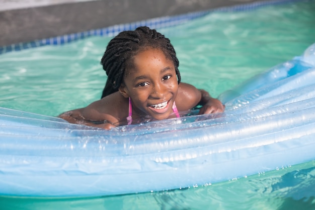 Bambina carina nuotare in piscina
