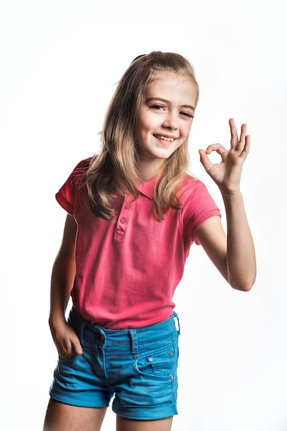 Bambina carina su sfondo bianco La bambina sta bene Emozioni del bambino