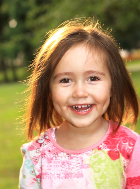 Bambina carina sul prato in un giorno d'estate