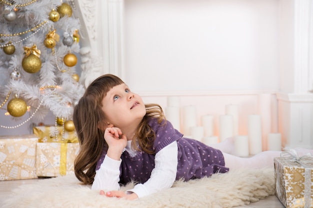 Bambina carina vicino all'albero di Natale