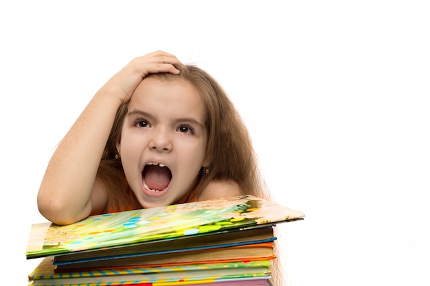 Bambina caucasica sveglia con i libri. Ritratto di scuola Isolato su sfondo bianco