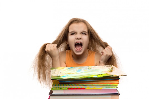 Bambina caucasica sveglia con i libri.