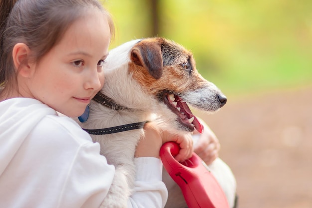 Bambina che abbraccia il suo cane