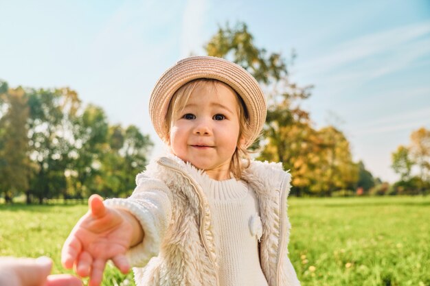 Bambina che allunga la sua mano