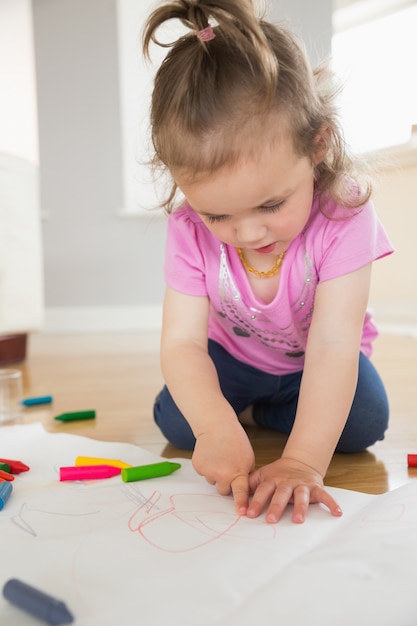 Bambina che assorbe il salone