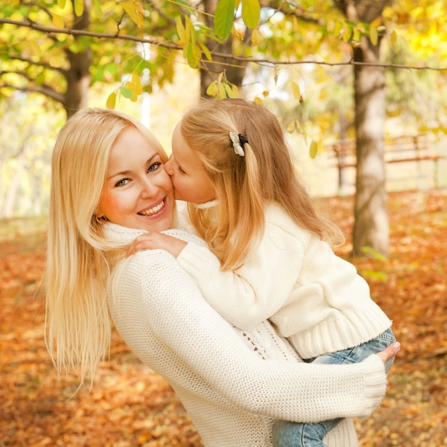 Bambina che bacia sua madre