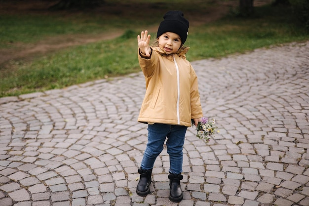 Bambina che cammina all'aperto e si diverte umore autunnale