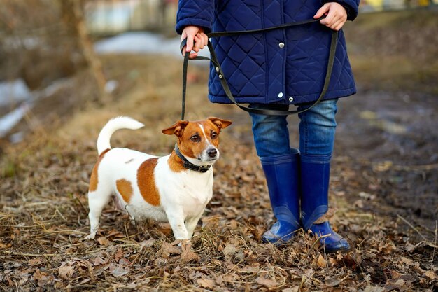 Bambina che cammina con il suo cane amico.