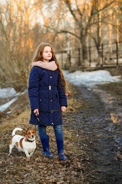 Bambina che cammina con il suo cane.