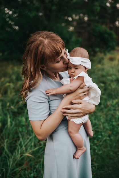 Bambina che cammina nel bosco