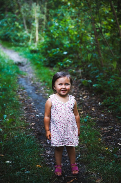 Bambina che cammina nel parco